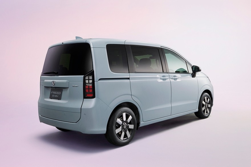 Компактвэн Honda Freed получил порцию обновок через полгода после старта продаж