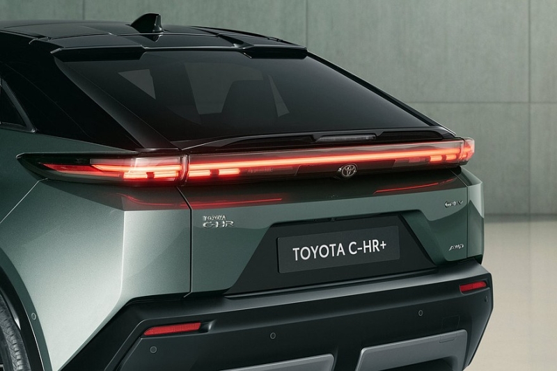 Новый кроссовер Toyota C-HR+ для Европы: три варианта мощности и полный привод
